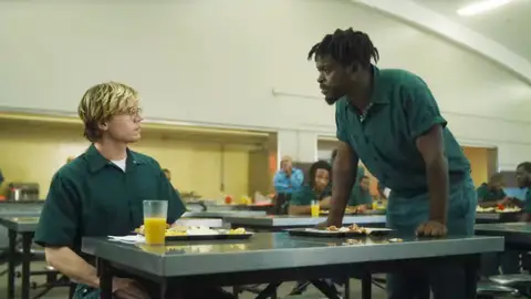 Evan Pêters como Jeffrey Dahmer y Furly Mac como su asesino, Christopher Scarver Evan Pêters como Jeffrey Dahmer y Furly Mac como su asesino, Christopher Scarver