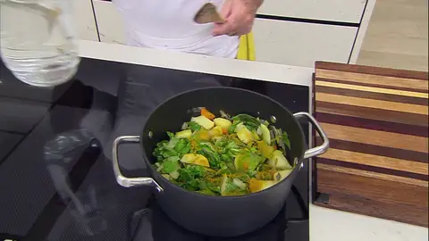 Cuece los ingredientes a fuego suave Cuece los ingredientes a fuego suave