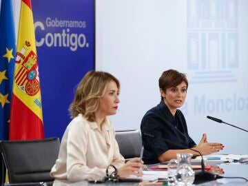 La portavoz del Gobierno, Isabel Rodríguez, y la ministra, Raquel Sánchez, tras el Consejo de Ministros