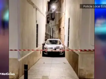 Conducía borracho y bajo los efectos de las drogas y termina encajado en una calle del casco histórico de Écija Conducía borracho y bajo los efectos de las drogas y termina encajado en una calle del casco histórico de Écija
