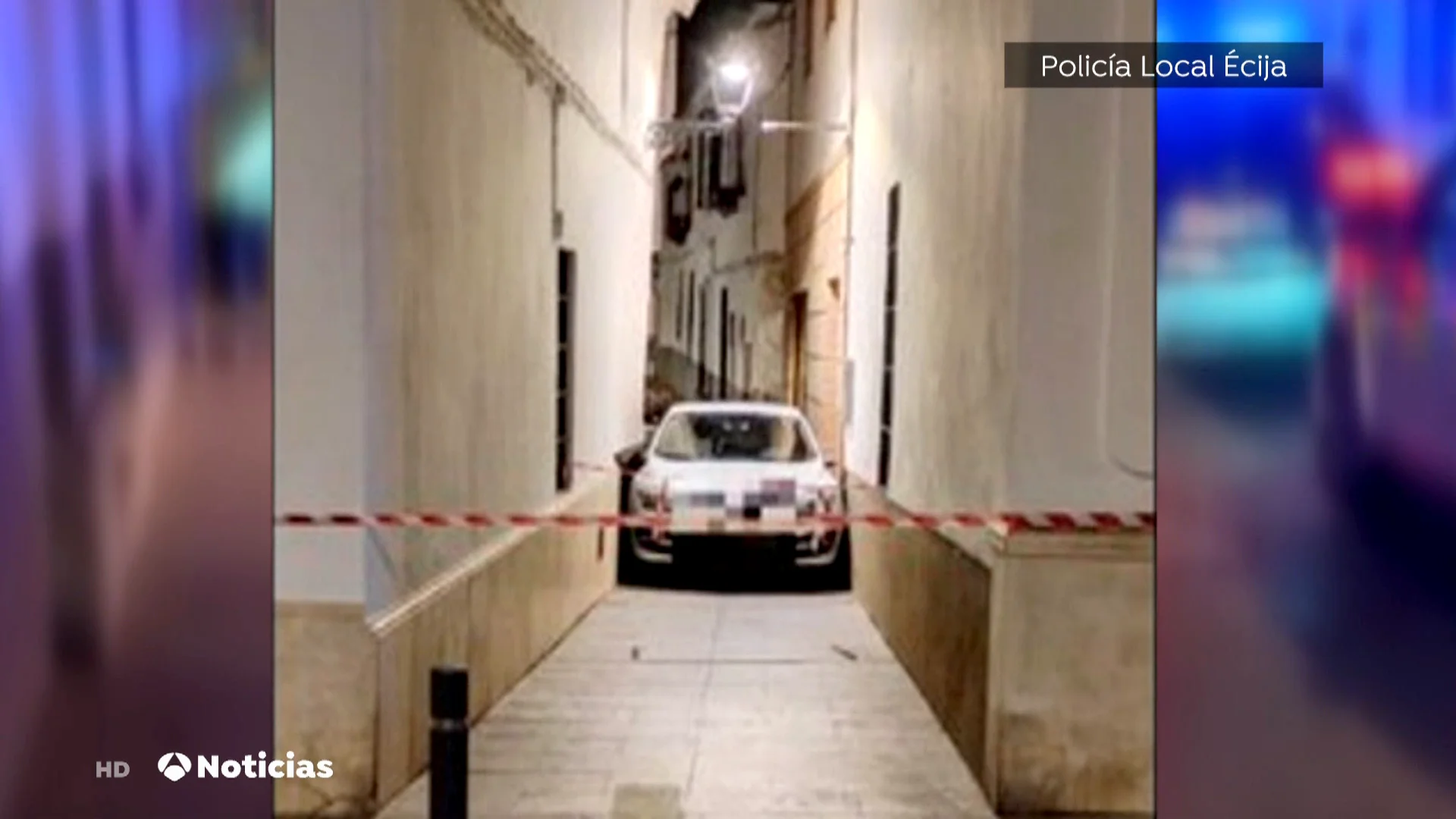 Conduc&iacute;a borracho y bajo los efectos de las drogas y termina encajado en una calle del casco hist&oacute;rico de &Eacute;cija