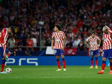 Los jugadores del Atlético tras recibir un gol del Lverkusen