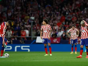 Los jugadores del Atlético tras recibir un gol del Lverkusen Los jugadores del Atlético tras recibir un gol del Lverkusen
