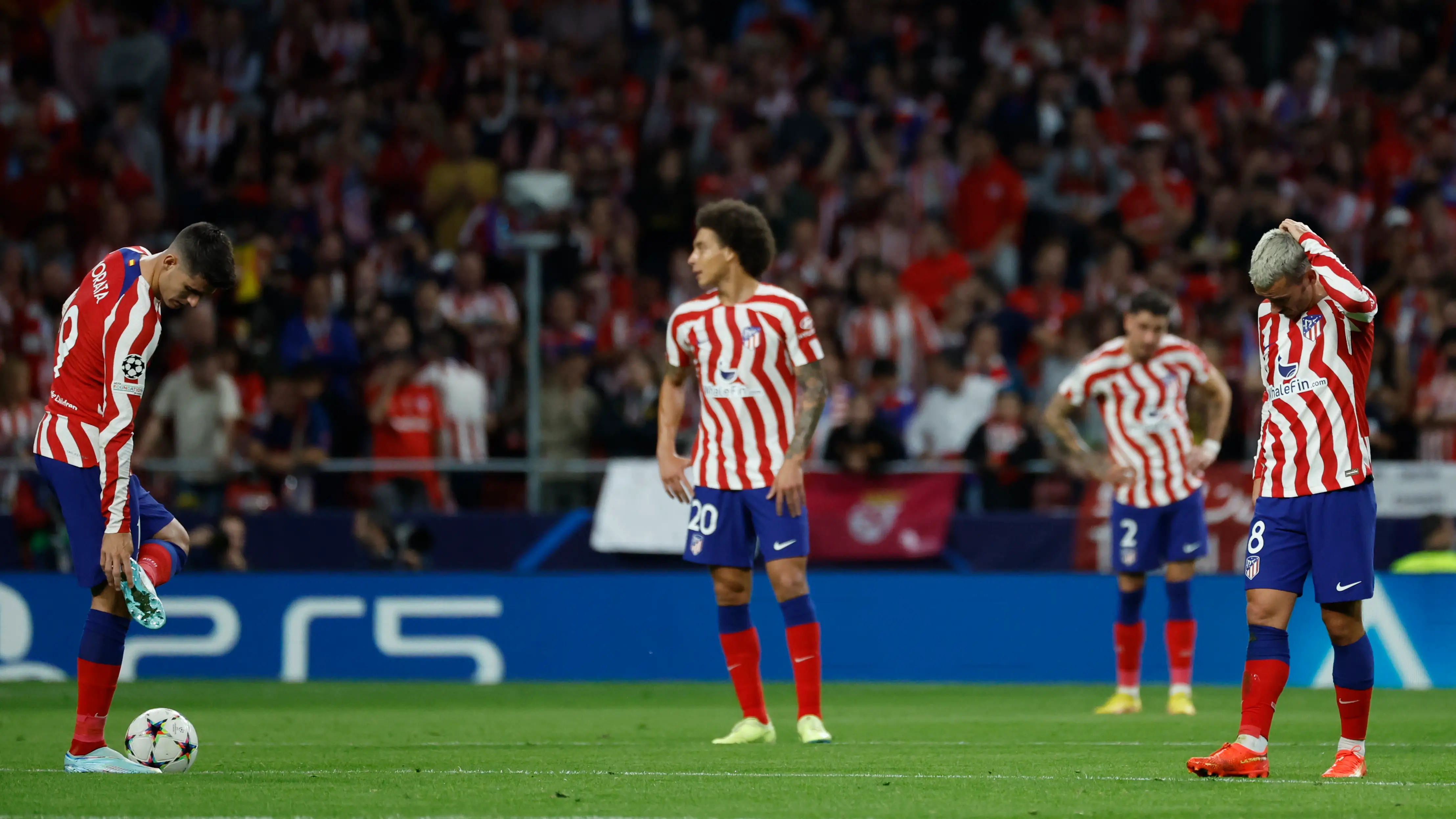 Los jugadores del Atlético tras recibir un gol del Lverkusen Los jugadores del Atlético tras recibir un gol del Lverkusen