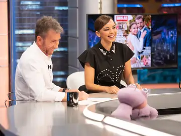 Chenoa presume de marido en 'El Hormiguero': "Tiene una letra preciosa como él y sus ojos" Chenoa presume de marido en 'El Hormiguero': "Tiene una letra preciosa como él y sus ojos"