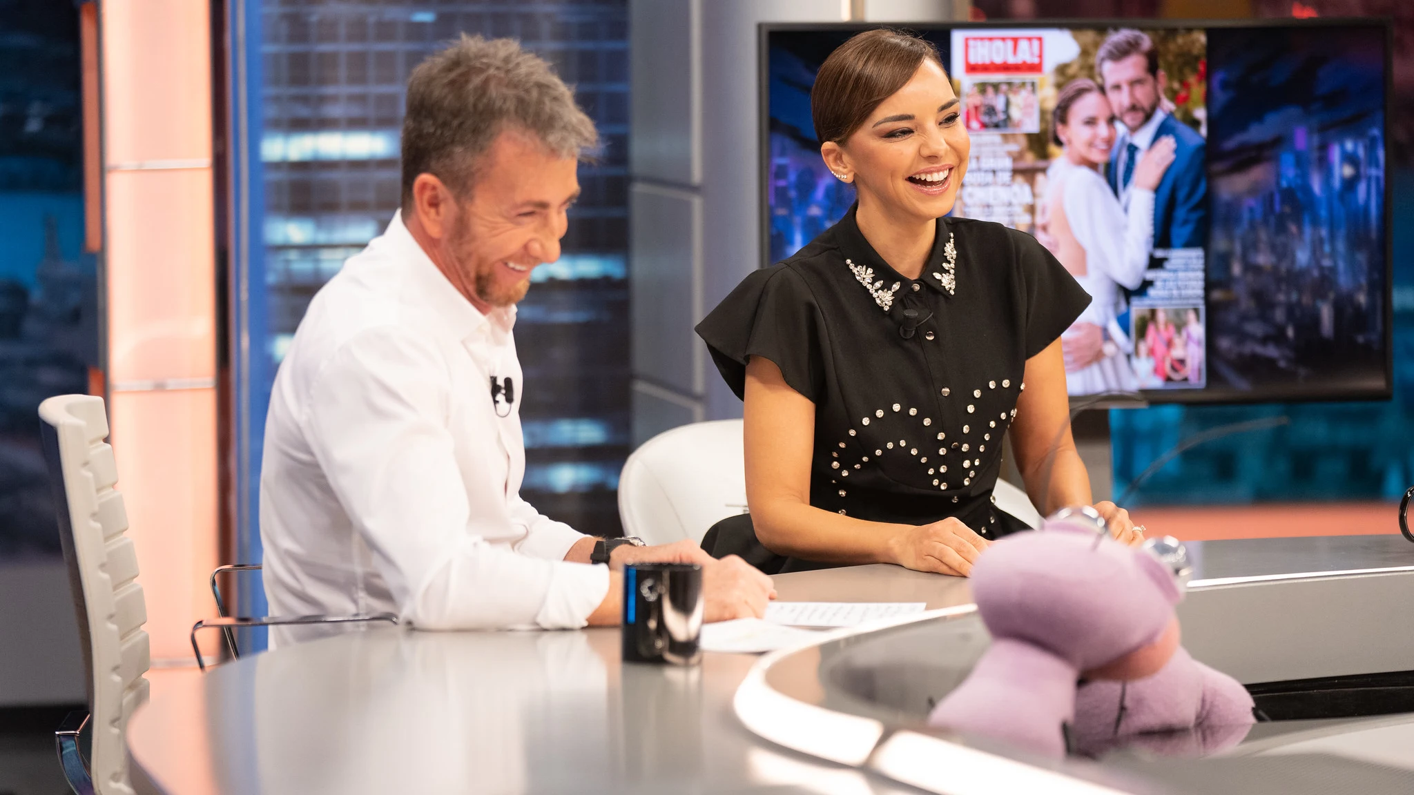 Chenoa presume de marido en 'El Hormiguero': "Tiene una letra preciosa como él y sus ojos" Chenoa presume de marido en 'El Hormiguero': "Tiene una letra preciosa como él y sus ojos"
