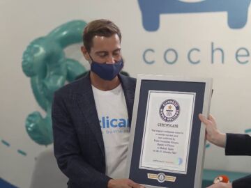 Pablo Fernández posa con su nuevo récord Guinness