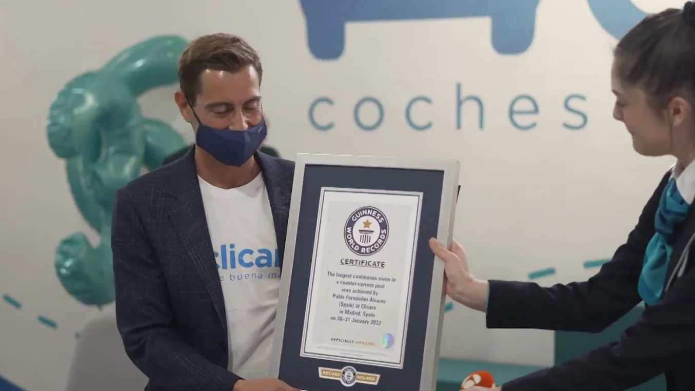 Pablo Fernández posa con su nuevo récord Guinness Pablo Fernández posa con su nuevo récord Guinness