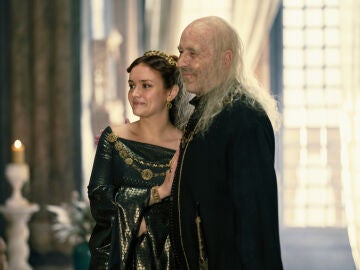 Olivia Cooke y Paddy Considine como Alicent y Viserys Targaryen en 'La Casa del Dragón'
