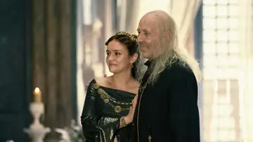 Olivia Cooke y Paddy Considine como Alicent y Viserys Targaryen en &#39;La Casa del Dragón&#39;
