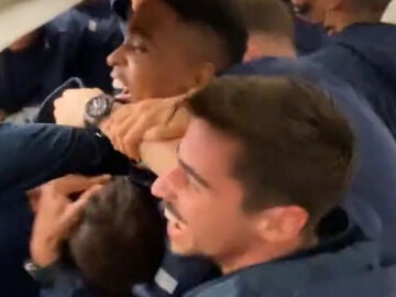 Los jugadores del Oporto celebran el penalti fallado por Carrasco en el partido de la Champions League