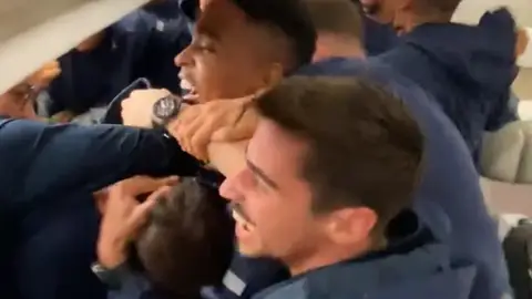 Los jugadores del Oporto celebran el penalti fallado por Carrasco en el partido de la Champions League Los jugadores del Oporto celebran el penalti fallado por Carrasco en el partido de la Champions League