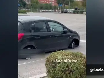 Un coche circula en Madrid sin las dos ruedas de la derecha