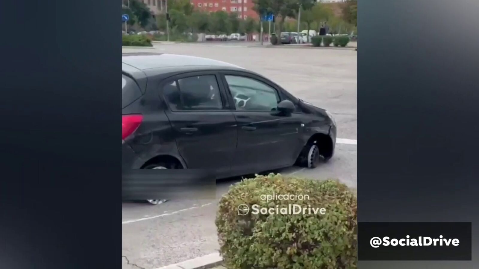 Un coche circula en Madrid sin las dos ruedas de la derecha