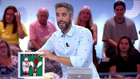 Roberto Leal enseña un regalo que le ha hecho una señora en 'Pasapalabra' Roberto Leal enseña un regalo que le ha hecho una señora en 'Pasapalabra'