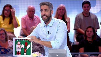¡Qué detalle! Roberto Leal se salta el guion para agradecer el regalo de una señora del público