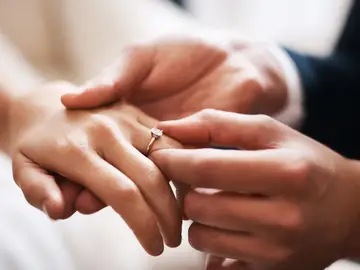 Unos novios en el día de su boda Unos novios en el día de su boda