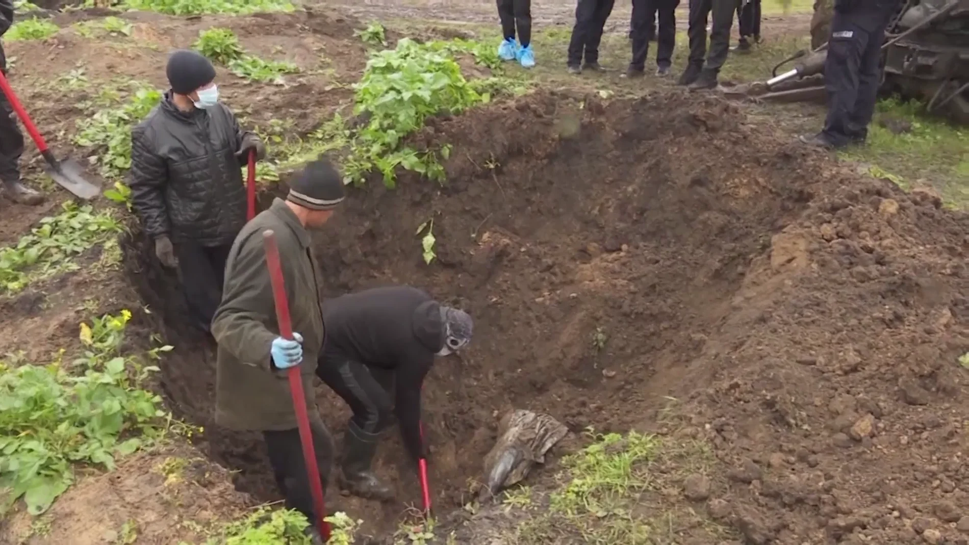 Exhumación de fosas comunes en Járkov (Ucrania)