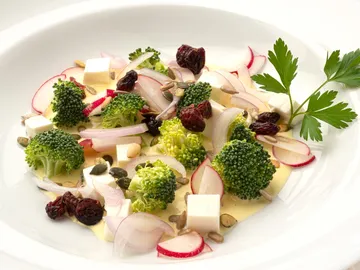 Ensalada de brócoli con rabanitos y arándanos Ensalada de brócoli con rabanitos y arándanos