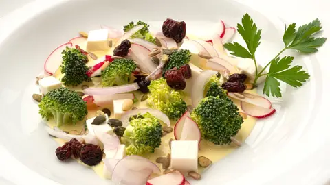 Ensalada de brócoli con rabanitos y arándanos Arguiñano: receta de ensalada "rica, variada y distinta" de brócoli con rabanitos y arándanos