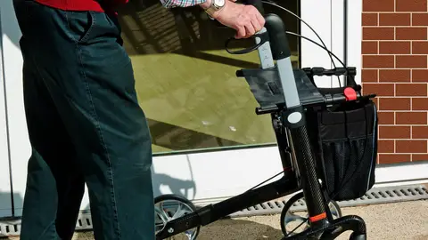 Persona mayor utilizando un andador Persona mayor utilizando un andador