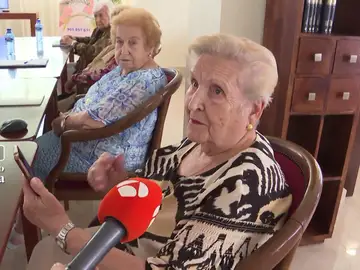 Una abuelo aprende a hacer una vídeollamada Una abuelo aprende a hacer una vídeollamada