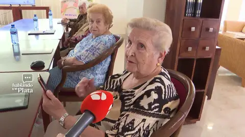 Una abuelo aprende a hacer una vídeollamada Una abuelo aprende a hacer una vídeollamada