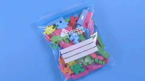 Bolsa zip de congelación de Mercadona llena de juguetes Bolsa zip de congelación de Mercadona llena de juguetes