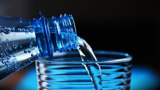 Agua con gas en un vaso