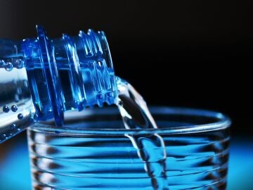 Agua con gas en un vaso