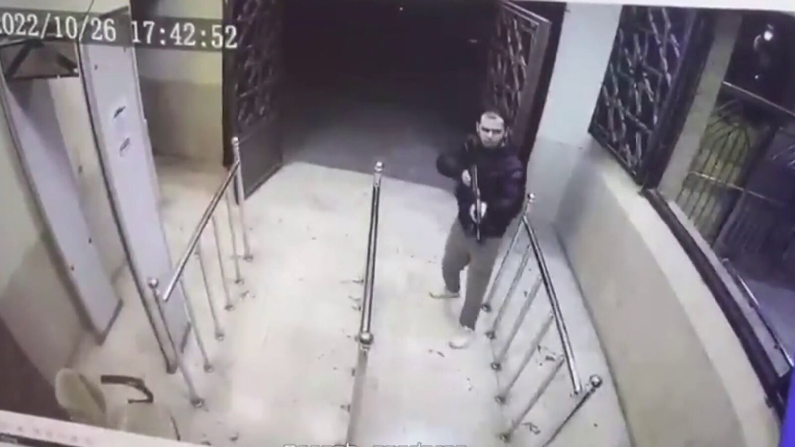 Así entró el autor del atentado en un santuario de Irán, con un fusil y sin controles de seguridad