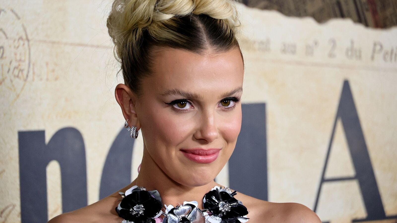 Millie Bobby Brown desvela sus tatuajes secretos con un revelador vestido en la alfombra roja