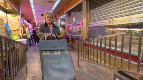 Carmen, preparada para ir a la compra con su carro Carmen, preparada para ir a la compra con su carro