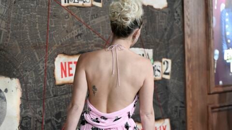 Millie Bobby Brown muestra su tatuaje en la espalda en la premiere de 'Enola Holmes 2'