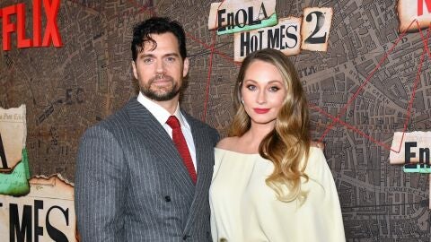 Henry Cavill y Natalie Viscuso en la premiere de 'Enola Holmes 2'