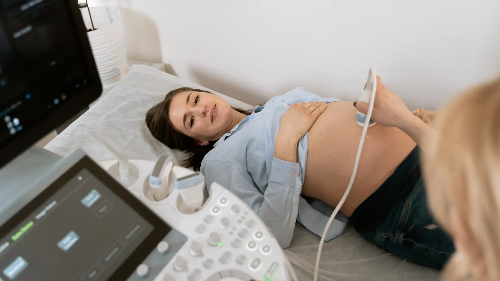 Mujer embarazada en control médico.