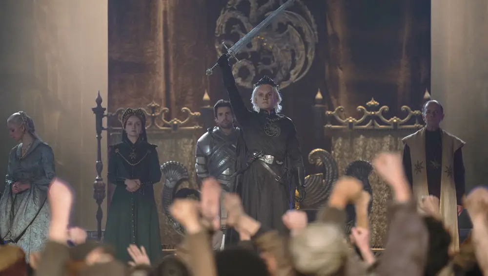 Tom Glynn-Carney como Aegon Targaryen siendo coronado rey en 'La Casa del Dragón'
