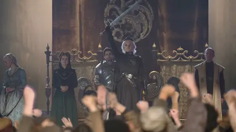 Tom Glynn-Carney como Aegon Targaryen siendo coronado rey en 'La Casa del Dragón' Tom Glynn-Carney como Aegon Targaryen siendo coronado rey en 'La Casa del Dragón'