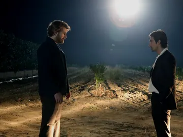 Fikret y Mehmet en el capítulo '114' de 'Tierra Amarga'. Fikret y Mehmet en el capítulo '114' de 'Tierra Amarga'.