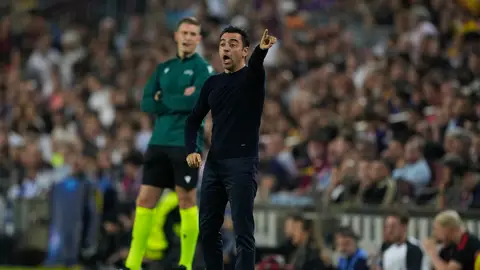 Xavi dando órdenes a sus jugadores Xavi dando órdenes a sus jugadores