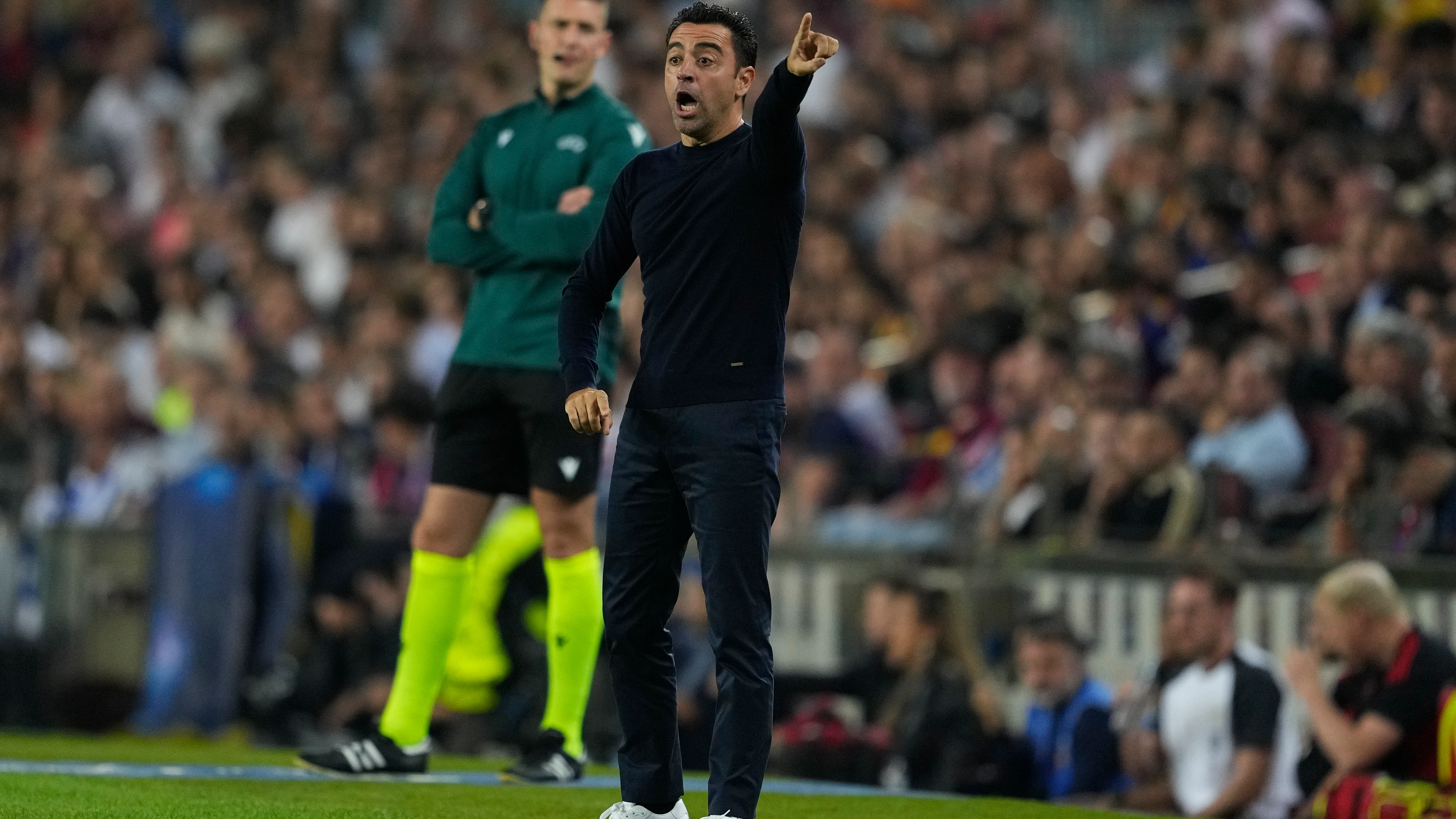 Xavi dando &oacute;rdenes a sus jugadores