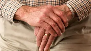 Imagen de archivo de las manos de una persona mayor