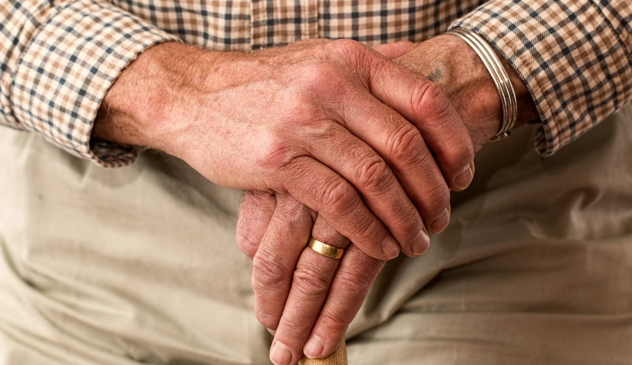 Imagen de archivo de las manos de una persona mayor