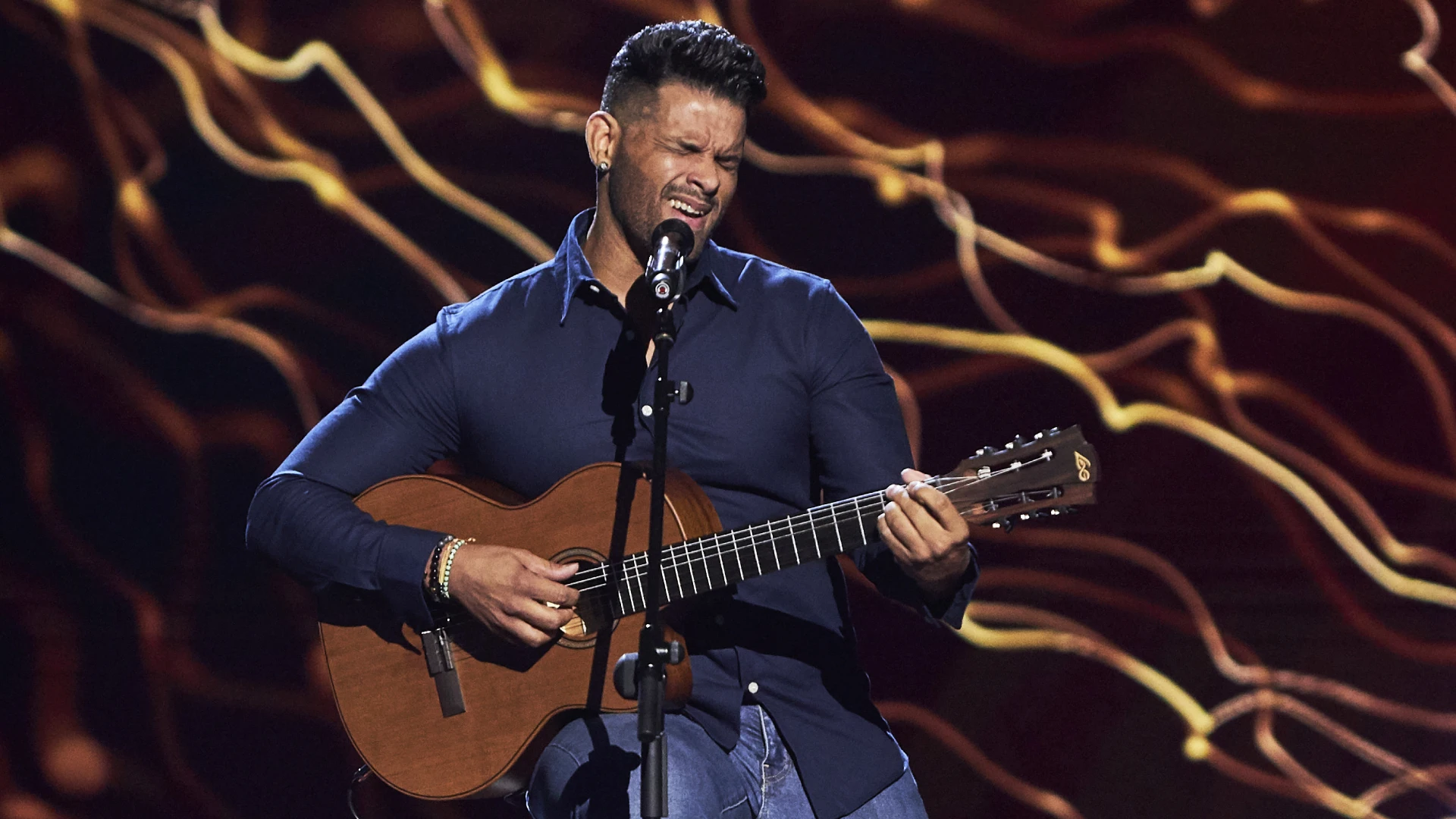 Omar Gonz&aacute;lez pone el ritmo de la salsa en &lsquo;La Voz&rsquo; interpretando el tema &lsquo;Idilio&rsquo; 