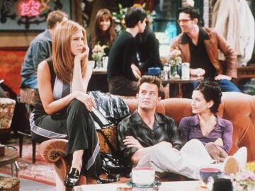 Matthew Perry, Jennifer Aniston y COurteny Cox en 'Friends' como Rachel, Chandler y Monica