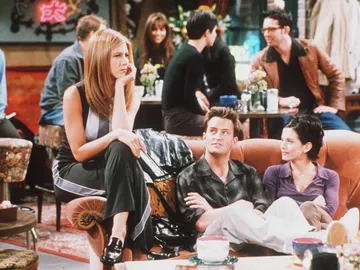 Matthew Perry, Jennifer Aniston y Courteney Cox en 'Friends' como Rachel, Chandler y Monica Matthew Perry, Jennifer Aniston y Courteney Cox en 'Friends' como Rachel, Chandler y Monica