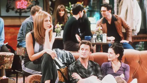 Matthew Perry, Jennifer Aniston y Courteney Cox en 'Friends' como Rachel, Chandler y Monica Matthew Perry, Jennifer Aniston y Courteney Cox en 'Friends' como Rachel, Chandler y Monica