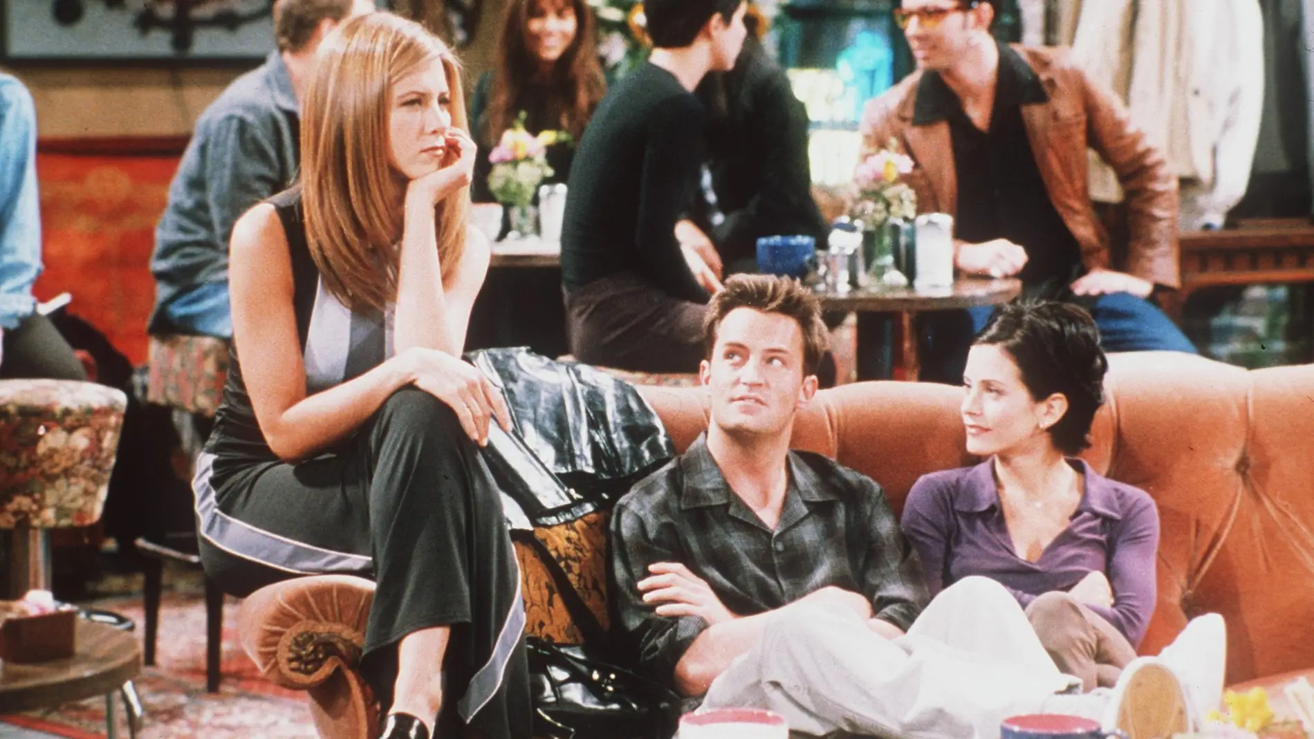 Matthew Perry, Jennifer Aniston y COurteny Cox en 'Friends' como Rachel, Chandler y Monica