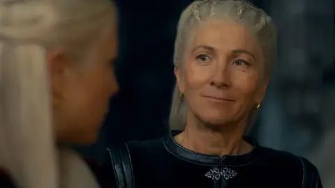 Rhaenys apoya a Rhaenyra en 'La casa del dragón' Rhaenys apoya a Rhaenyra en 'La casa del dragón'