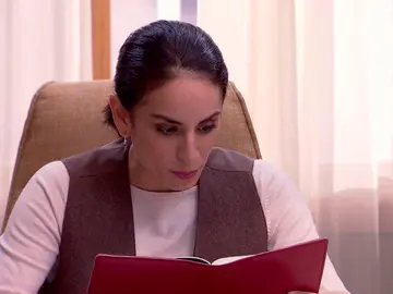 Carballo lee el diario de su padre y encuentra una inquietante reflexión: ¿Es la clave para descubrir la verdad? Carballo lee el diario de su padre y encuentra una inquietante reflexión: ¿Es la clave para descubrir la verdad?